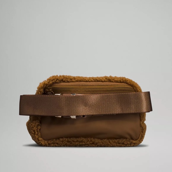 NWT Lululemon Everywhere Belt Bag Fleece - Burnt Caramel 🧸 - Picture 3 of 8
